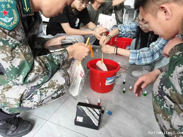 男孩在吃东西 AI 生成的内容可能不正确。