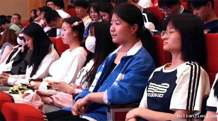 一群人正在聊天 AI 生成的内容可能不正确。