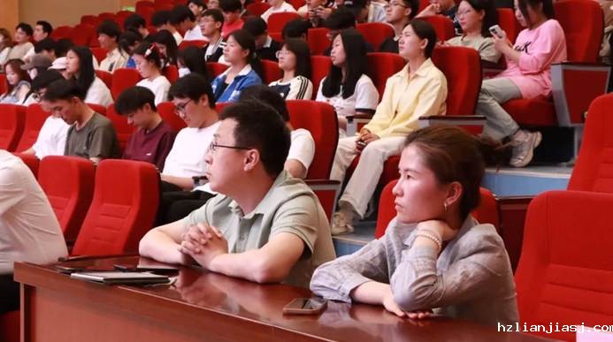 会议室的人 AI 生成的内容可能不正确。