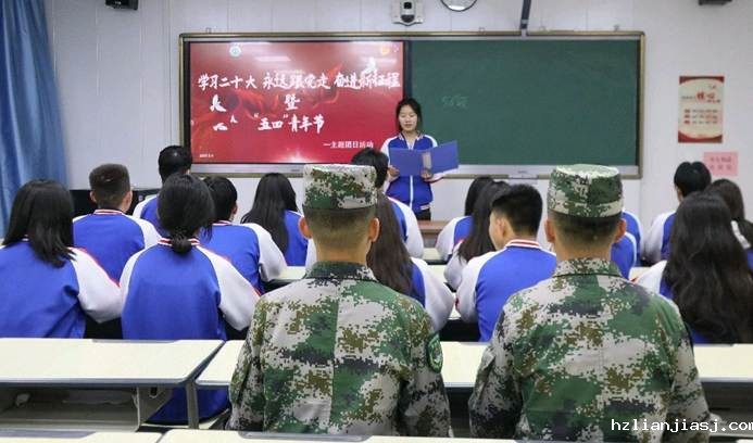 一群人在开会 AI 生成的内容可能不正确。