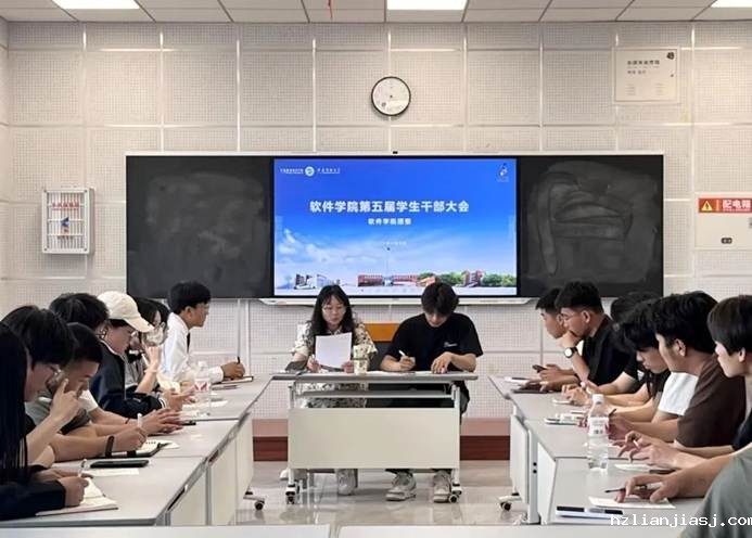 会议室里的人们 AI 生成的内容可能不正确。