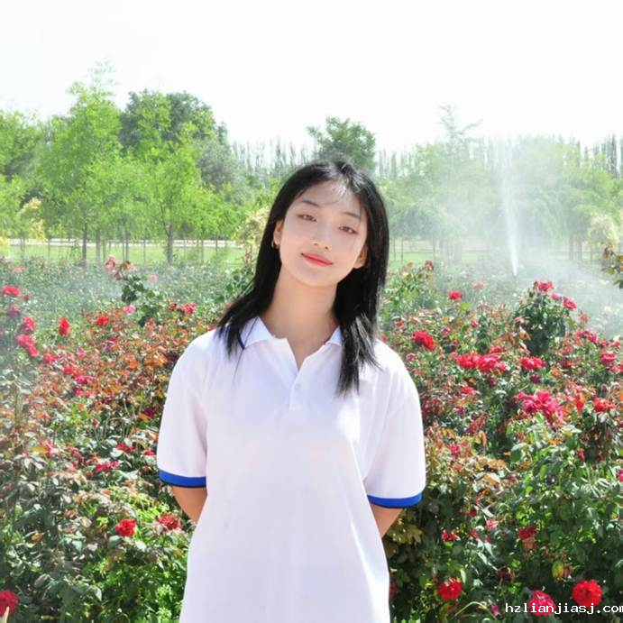 穿白色衣服的人站在花前 AI 生成的内容可能不正确。