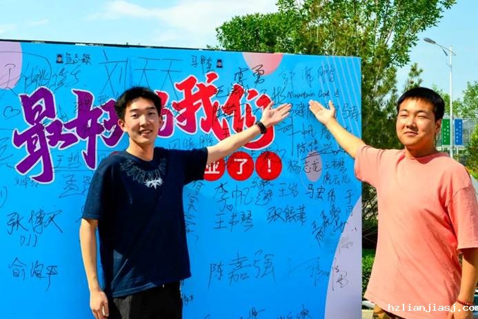 一些人站在涂鸦墙前 AI 生成的内容可能不正确。