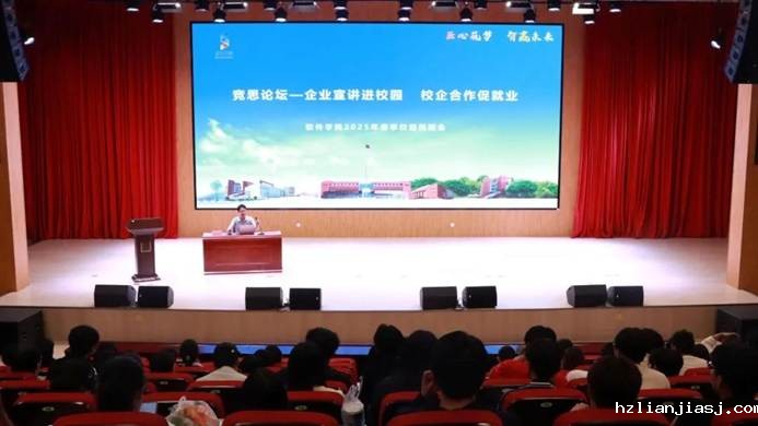 人们在看台上的人在电视前 AI 生成的内容可能不正确。