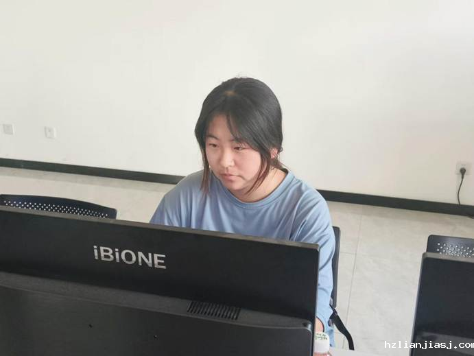 电脑的人 AI 生成的内容可能不正确。