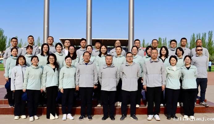 一群人站在一起合影 AI 生成的内容可能不正确。