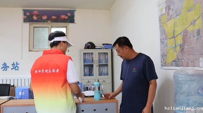 男人站在房间里 AI 生成的内容可能不正确。