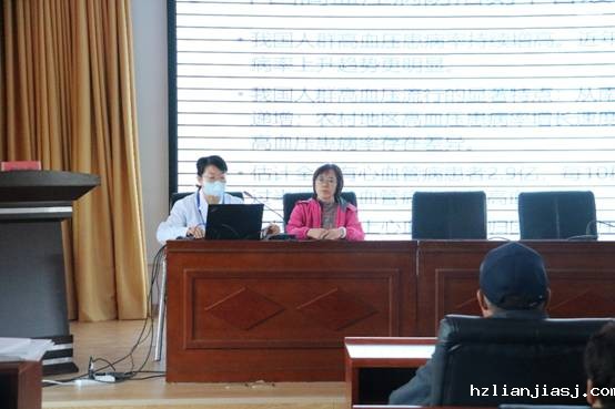 人们在看台上的人在电视前中度可信度描述已自动生成