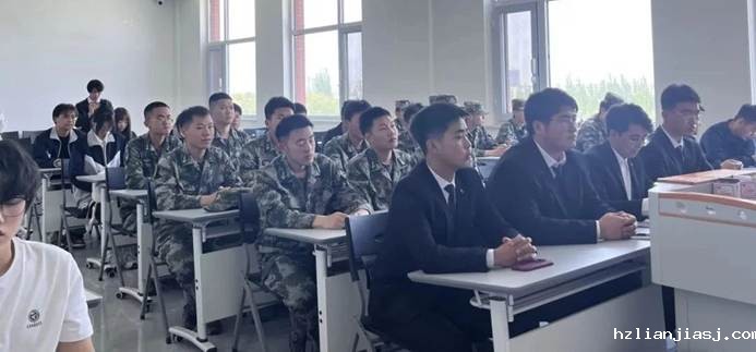 会议室里的人们 AI 生成的内容可能不正确。