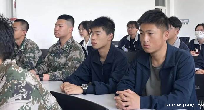 一群人正在聊天 AI 生成的内容可能不正确。