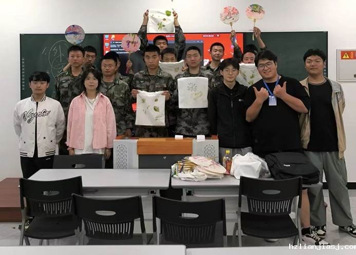 一群人站在桌子前合影 AI 生成的内容可能不正确。