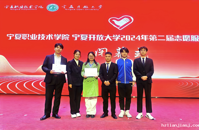 一群男人和女人站在一起 AI 生成的内容可能不正确。