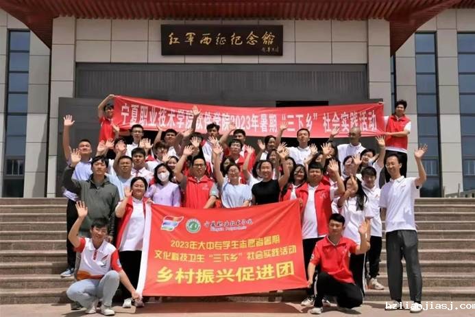 一群人在街道上走 AI 生成的内容可能不正确。