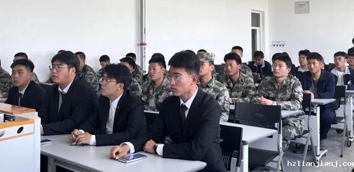 一群人在桌子前 AI 生成的内容可能不正确。