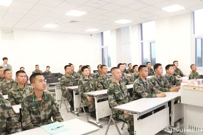 会议室里的人们 AI 生成的内容可能不正确。