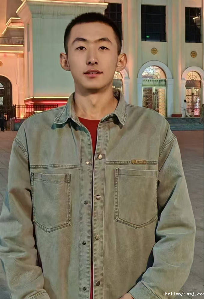 人穿着衬衫 AI 生成的内容可能不正确。